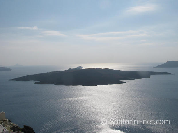 Πανοραμική θέα του ηφαίστειου. Το μοναδικό ηφαίστειο της Σαντορίνης, όπωε φαίνεται από τα Φηρά το μεσημέρι.
